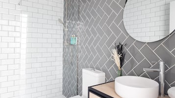 Ducha, secador de pelo y toallas