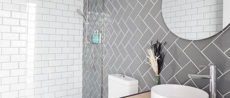 Shower, hair dryer, towels