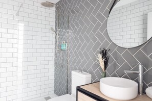 Dusj, hårføner og håndklær