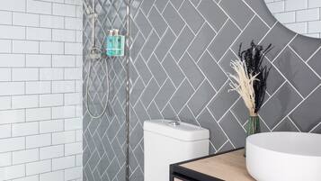 Een douche, een haardroger, handdoeken