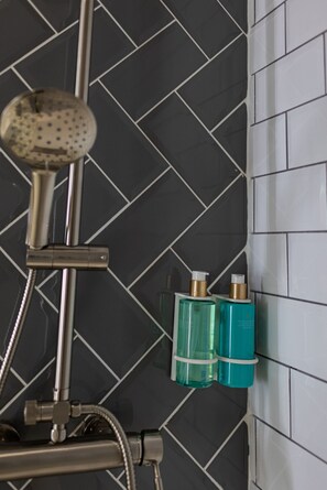 Shower, hair dryer, towels - SERRERIA 09 (Valencia)