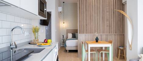 Jääkaappi, mikroaaltouuni, uuni, astianpesukone