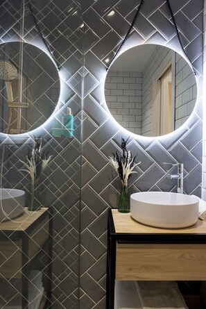 Shower, hair dryer, towels - SERRERIA 04 (Valencia)
