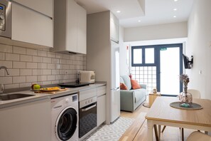 ثلاجة، ميكروويف، فرن، غسالة أطباق