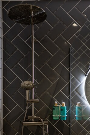 Dusj, hårføner og håndklær