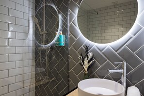 Douche, sèche-cheveux, serviettes fournies