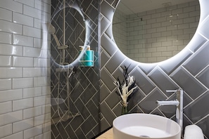 Shower, hair dryer, towels