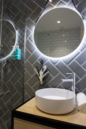 Douche, sèche-cheveux, serviettes fournies