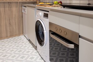 Réfrigérateur, micro-ondes, four, lave-vaisselle