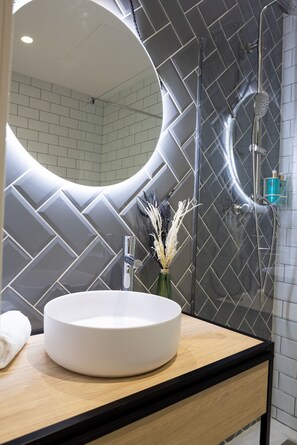 Dusche, Haartrockner, Handtücher