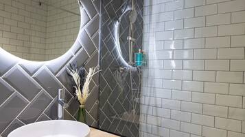 Ducha, secador de pelo y toallas