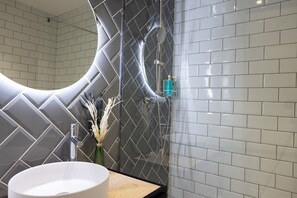 Dusj, hårføner og håndklær