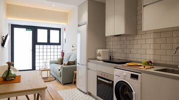 Frigorífico, microondas, horno y lavavajillas