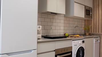 Frigorífico, microondas, horno y lavavajillas