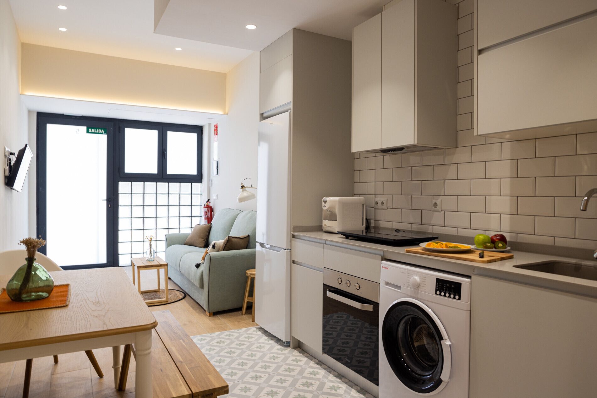 Kühlschrank, Mikrowelle, Ofen, Geschirrspüler