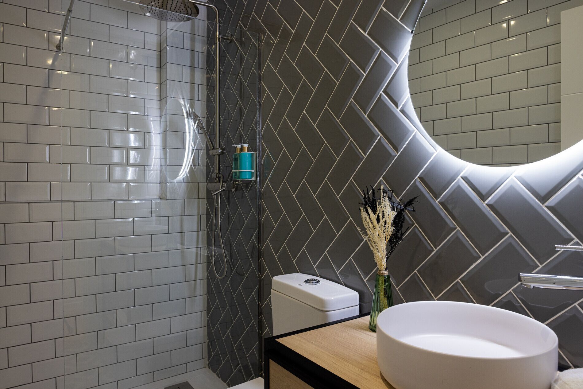 Een douche, een haardroger, handdoeken