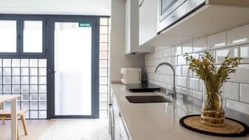 Een koelkast, een magnetron, een oven, een vaatwasser