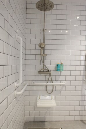 Een douche, een haardroger, handdoeken