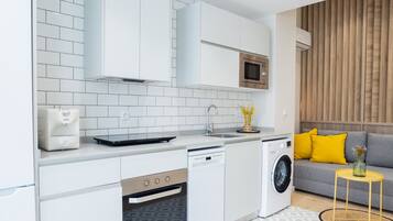 Een koelkast, een microgolfoven, een oven, een vaatwasser