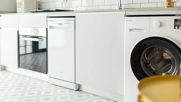 Frigorífico, microondas, horno y lavavajillas