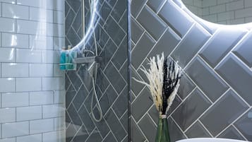Een douche, een haardroger, handdoeken