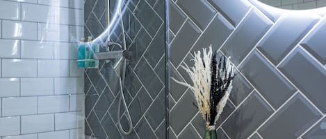 Douche, sĂšche-cheveux, serviettes fournies