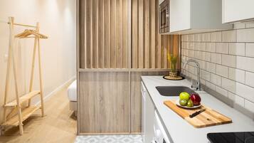 Een koelkast, een microgolfoven, een oven, een vaatwasser