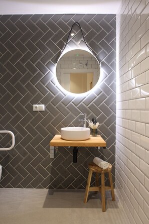 Ducha, secador de pelo y toallas