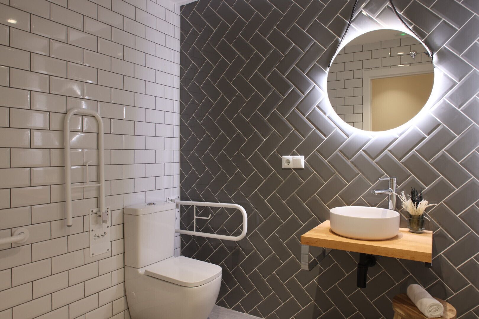 Een douche, een haardroger, handdoeken