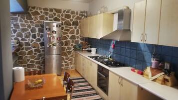 Kühlschrank, Mikrowelle, Herdplatte, Geschirrspüler