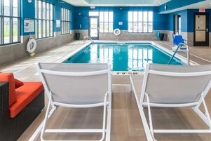 Una piscina cubierta, tumbonas