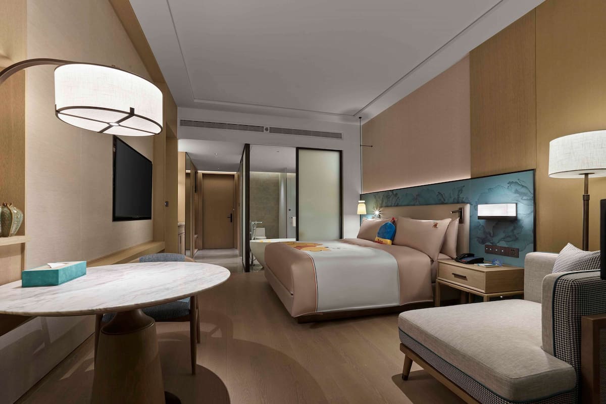 Habitación Deluxe, 1 cama King size (Family Room) | 1 habitación, minibar, escritorio y espacio para trabajar con laptop