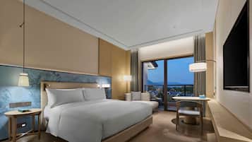 Premium-sviitti, 1 suuri parisänky | Minibaari, työpöytä, kannettavalle tietokoneelle sopiva työtila