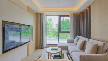 Minibar, desk, laptop workspace, free WiFi