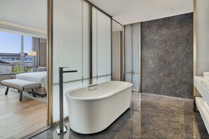Deluxe Suite, 1 King Bed (Ambassador) | Bathroom