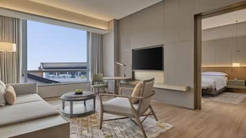 Suite Deluxe, 1 cama King size | Área de sala de estar | Televisión LCD de 55 pulgadas con canales vía satélite y televisión