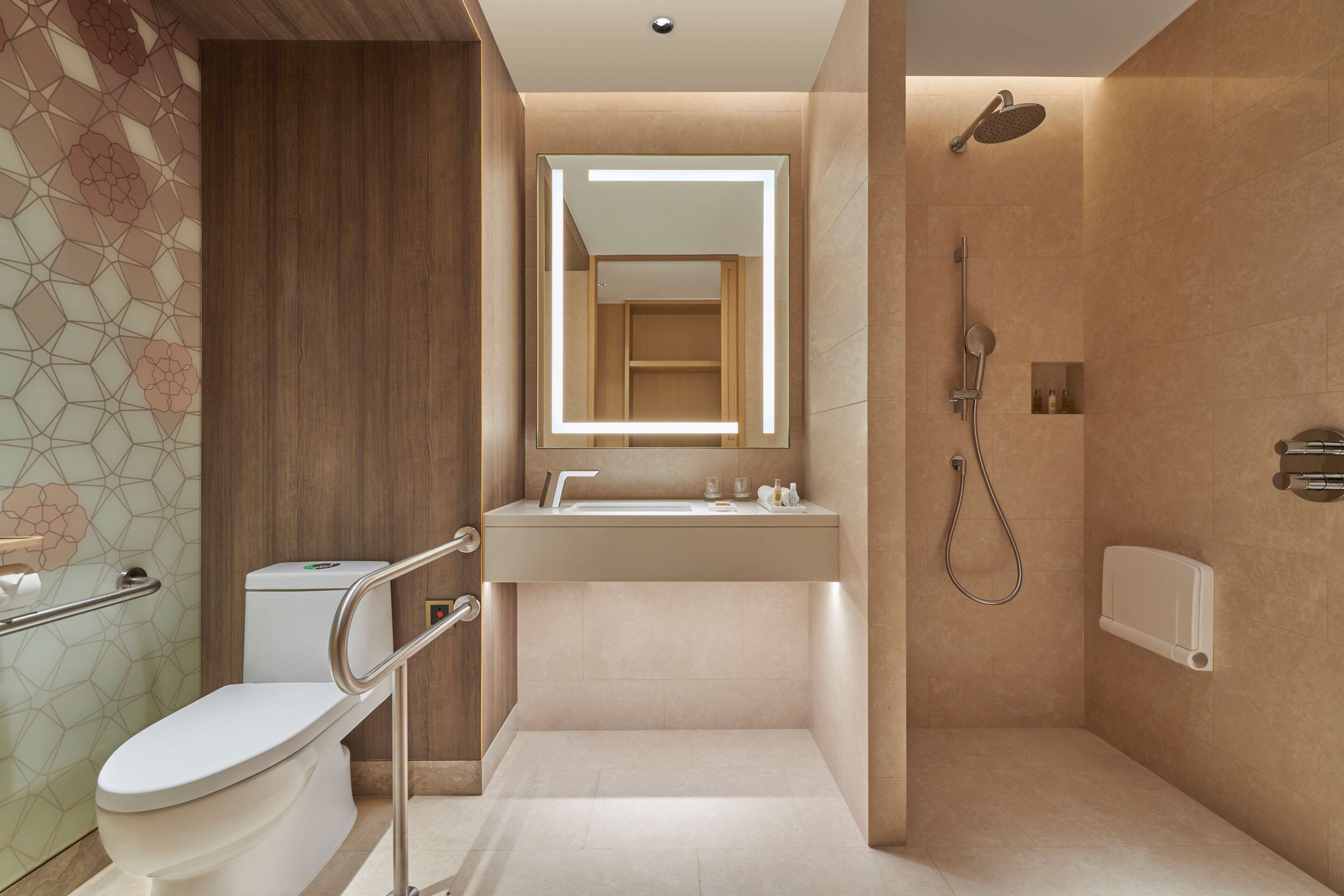 Un baño moderno con inodoro, lavamanos y ducha.
