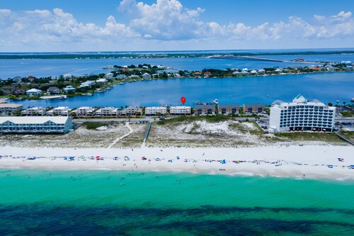 Beautifully renovated 3BR townhome with boat slip just steps from the beach!