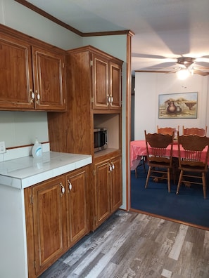 Microondas, horno, parrilla de estufa y lavavajillas