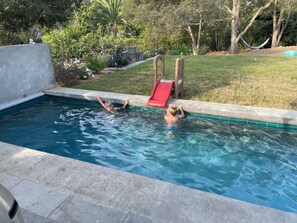 Alberca al aire libre y alberca climatizada