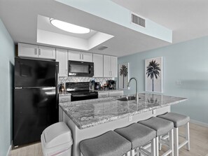 Réfrigérateur, four à micro-ondes, un four, surface de cuisson