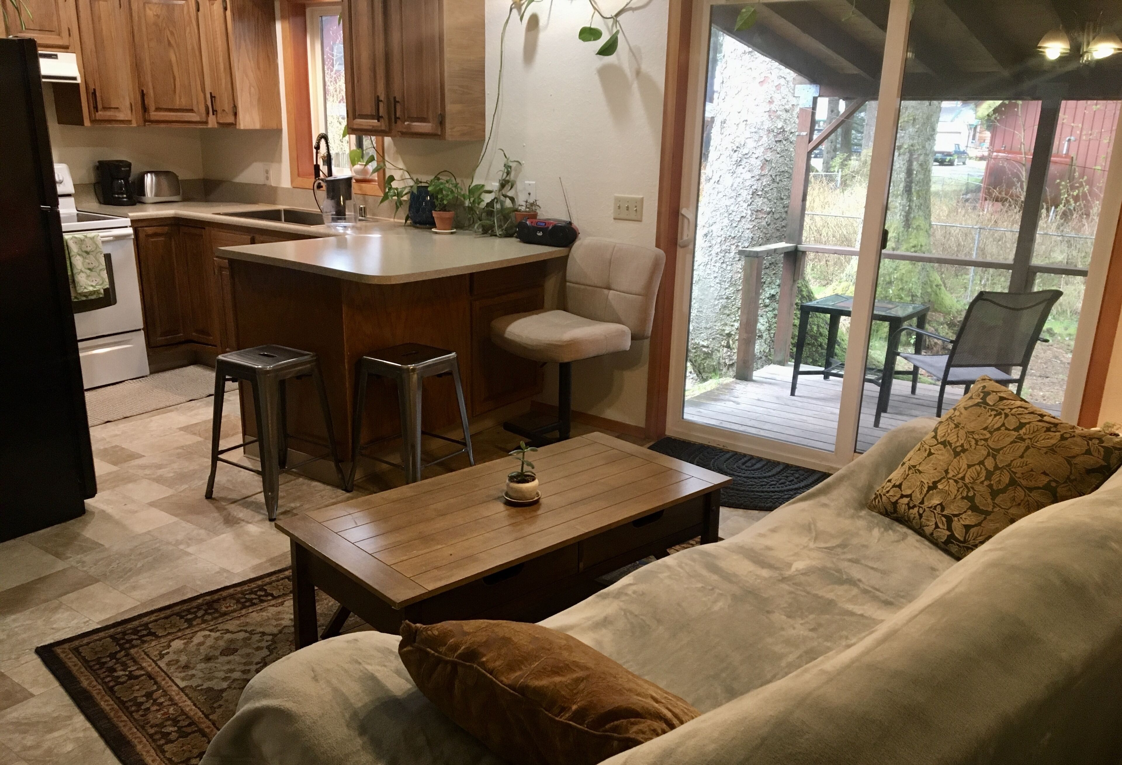 Comfortable House w/Private Yard in Mendenhall Valley