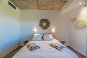 3 slaapkamers, een strijkplank/strijkijzer, gratis wifi, beddengoed