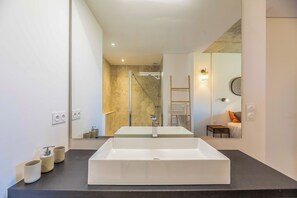 Bañera, secador de pelo, toallas y papel higiénico