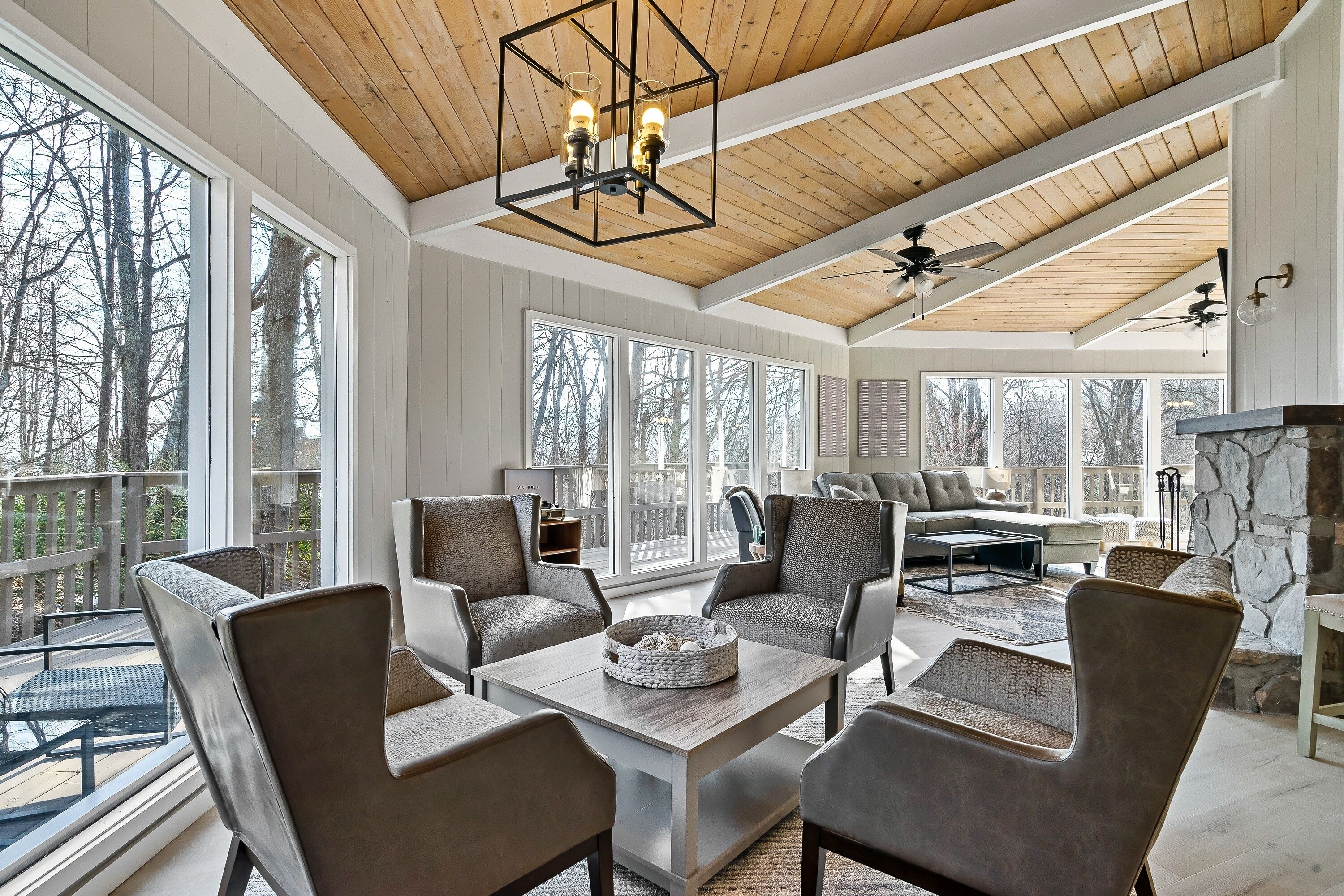 Stylish Modern 6 Bdrm + Hot Tub + Pool Access