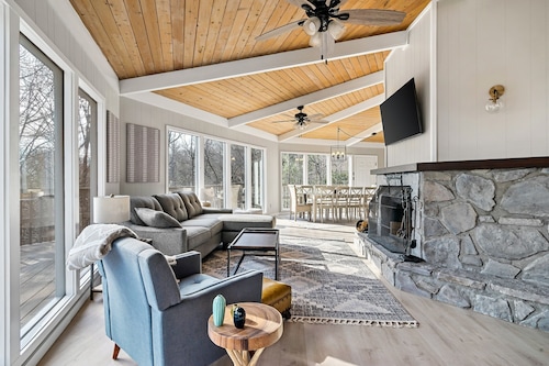 Stylish Modern 6 Bdrm + Hot Tub + Pool Access