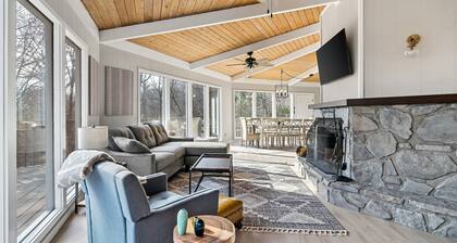 Stylish Modern 6 Bdrm + Hot Tub + Pool Access
