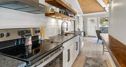 Stylish Modern 6 Bdrm + Hot Tub + Pool Access
