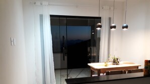 Une cuisine moderne avec un plan de travail en bois, un évier et des luminaires suspendus.