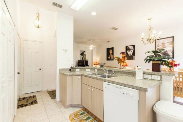 Fridge, microwave, oven, stovetop - 💖20 mins 2 Disney; 400Mbps WiFi; 2 Masters✔️Gated (Kissimmee)